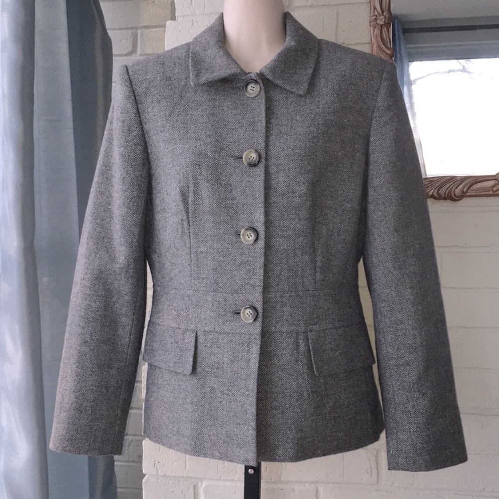 Dress barn wool blend gray fitted classic herringbone 4 button blazer size 6